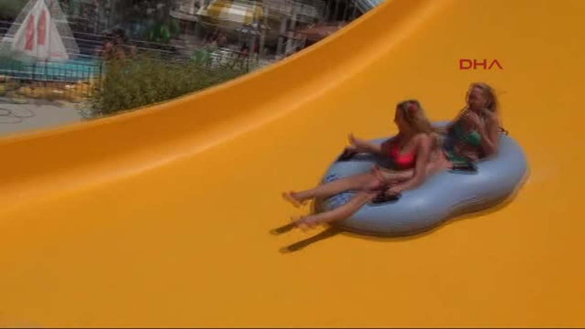 Apollon Güzelleri Aqua Park\'ta Stres Attı