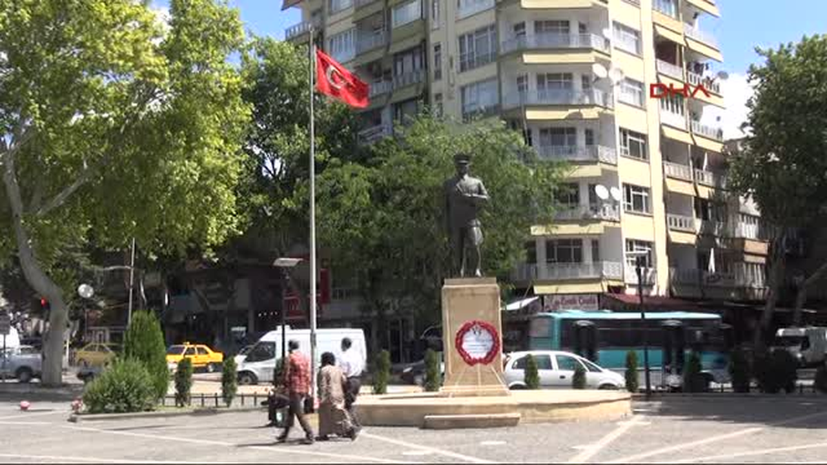 Atatürk Anıtı\'na Arapça Yazılar Yazıldı