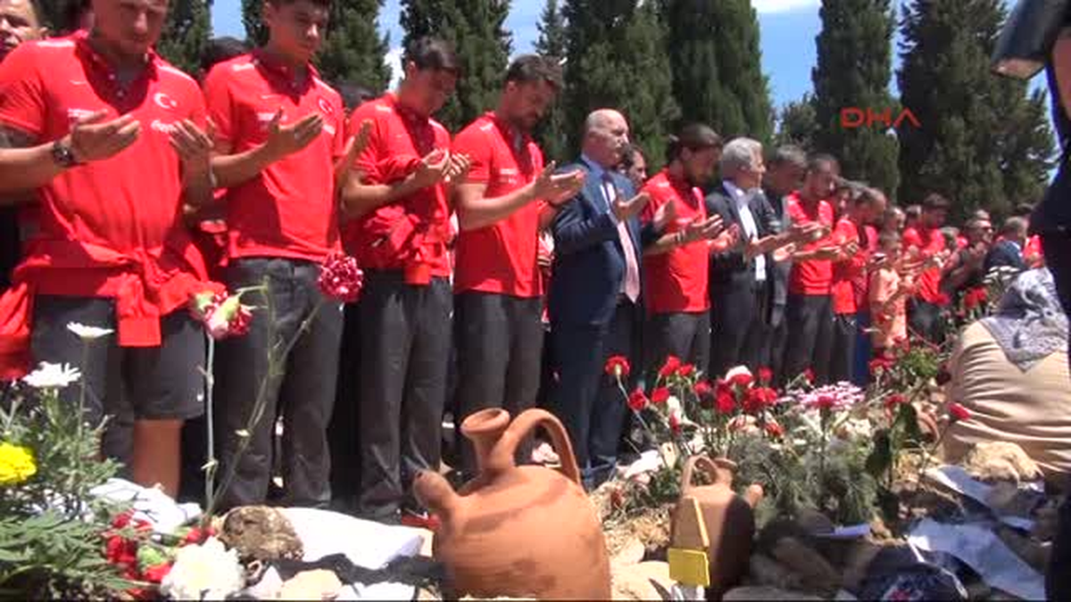 Milli Takım, Soma\'da Milli Acıyı Paylaştı (3)