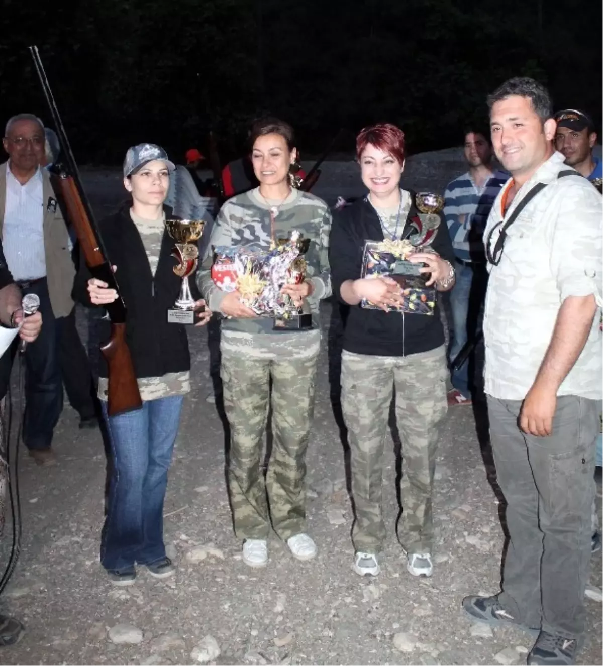 Avcı Kadınlar Tam Otomatik Av Tüfeği İçin Yarıştı