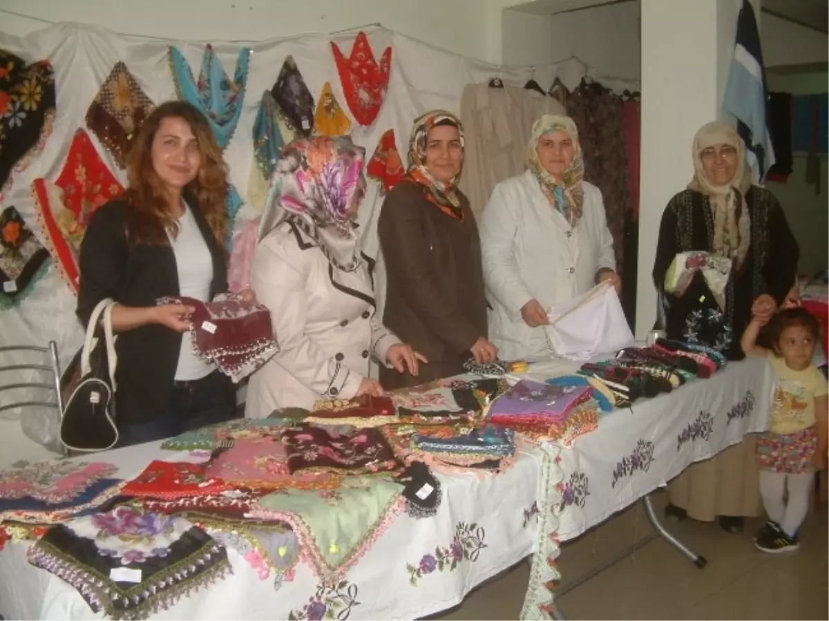 Burhaniye\'de Kız Öğrenciler İçin Kermes