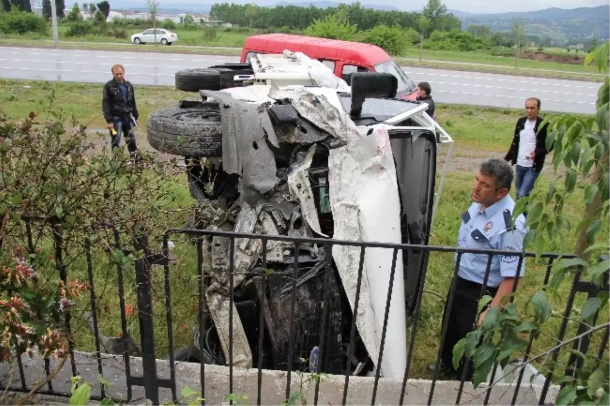 Samsun\'da Çeyiz Götüren Kamyonet Kaza Yaptı: 2 Yaralı