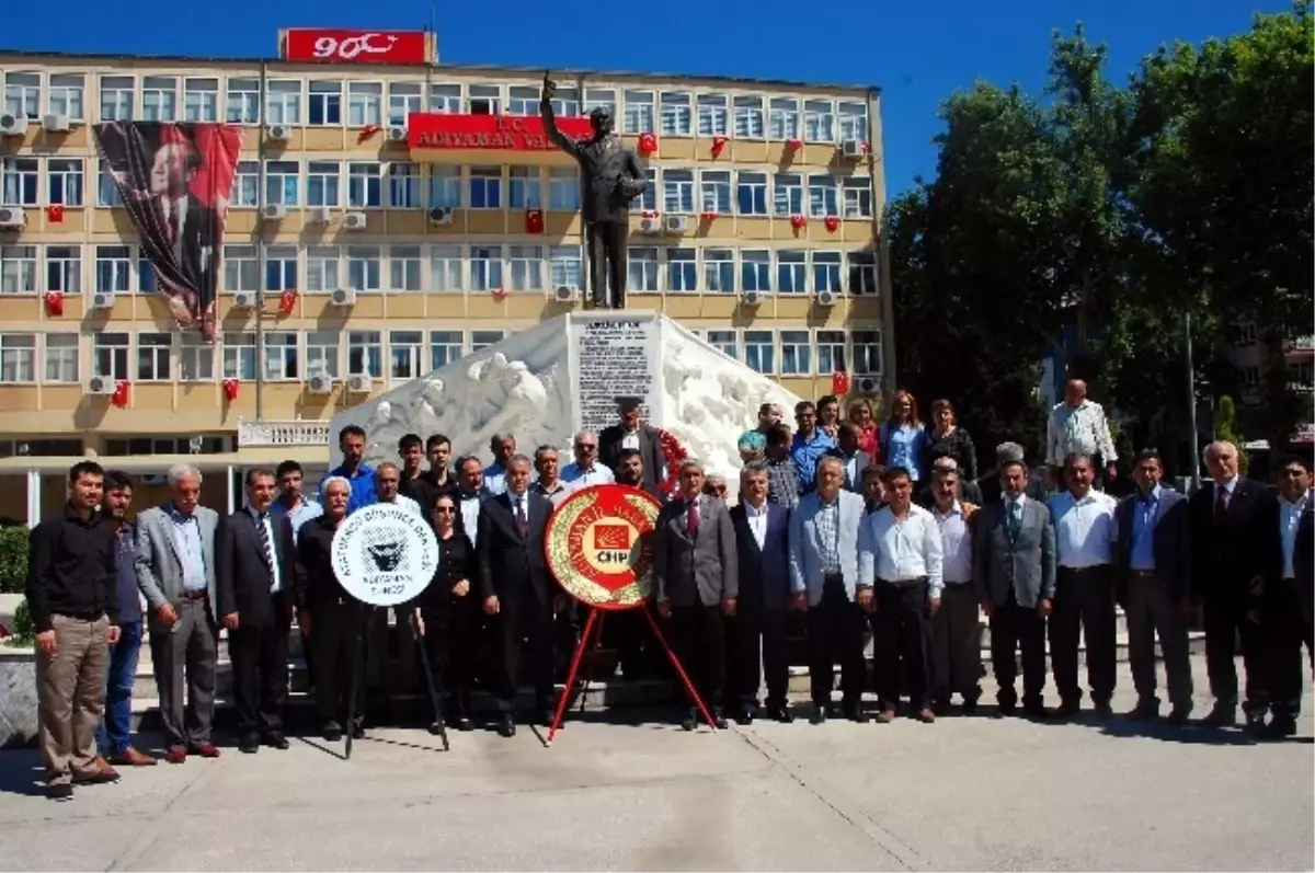 CHP Adıyaman İl Teşkilatı, Atatürk Anıtına Çelenk Bıraktı