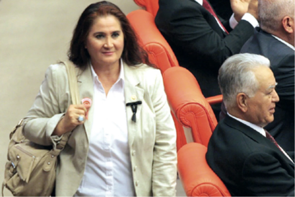 CHP Milletvekili Akkiraz Kılıçdaroğlu\'na İstifasını Sundu