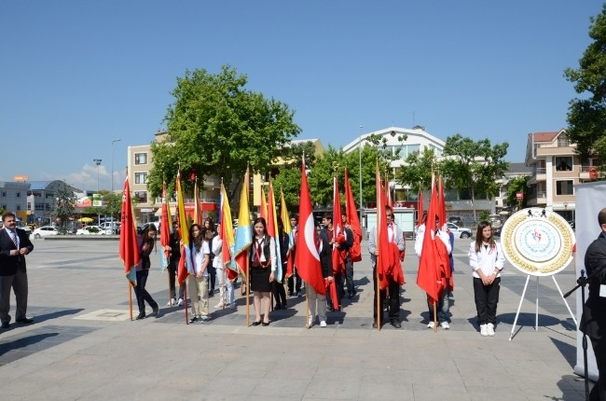 Düzce\'de 19 Mayıs Çelenk Sunma Töreni Gerçekleştirildi