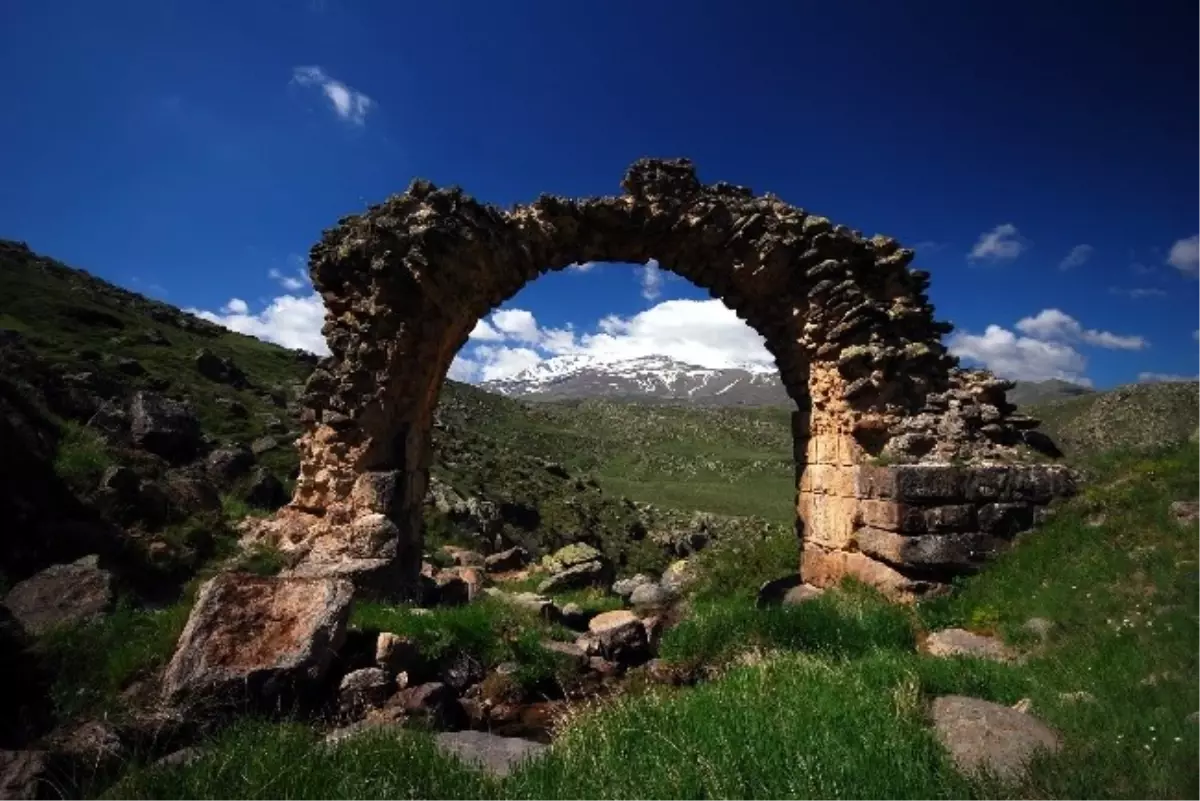 Erciyes\'in Eteklerinde Tarih Yatıyor