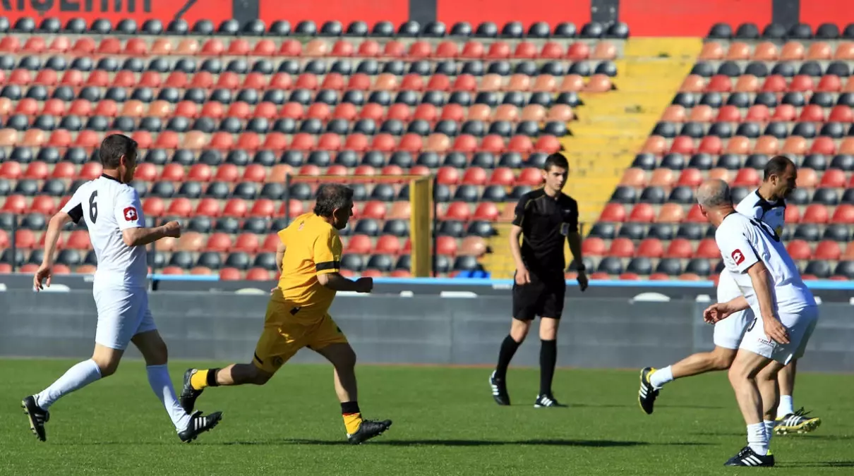 Eskişehirspor\'un Eski Futbolcuları, Dostluk Maçı Yaptı