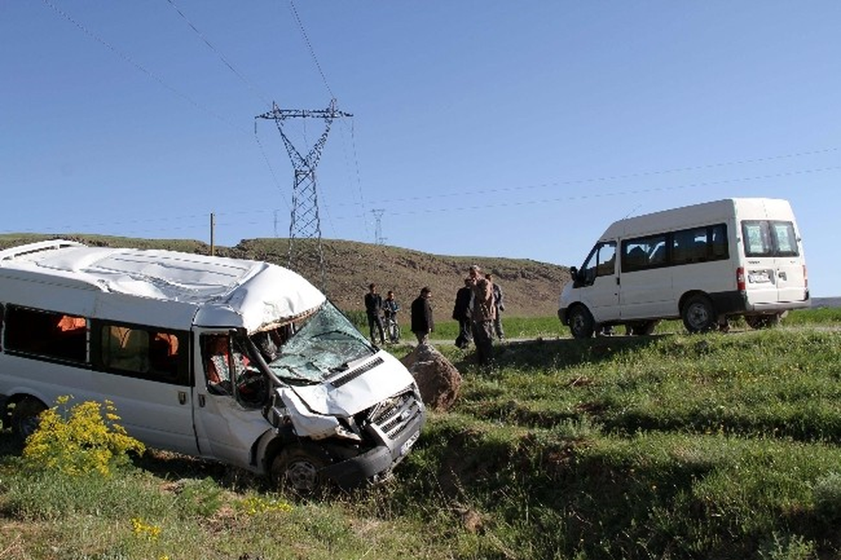 Minibüs Şarampole Yuvarlandı: 4 Yaralı