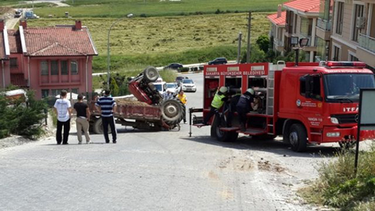 Şaha Kalkan Traktör ile Römork Arasına Sıkıştı