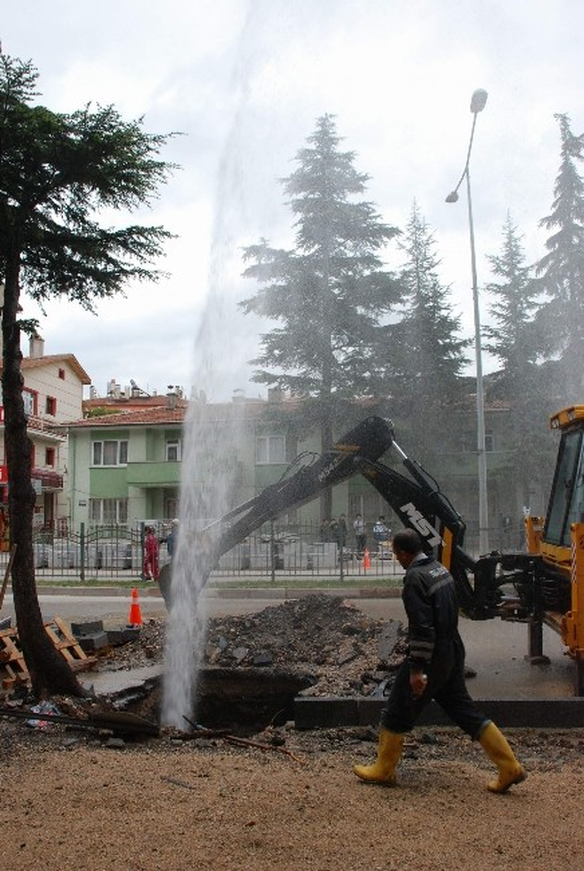 Şebeke Borusu Patladı, Su Metrelerce Havaya Fışkırdı