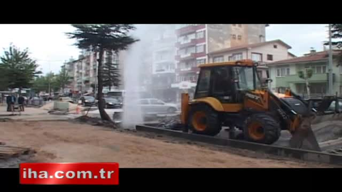 Şebeke Borusu Patladı, Su Metrelerce Havaya Fışkırdı