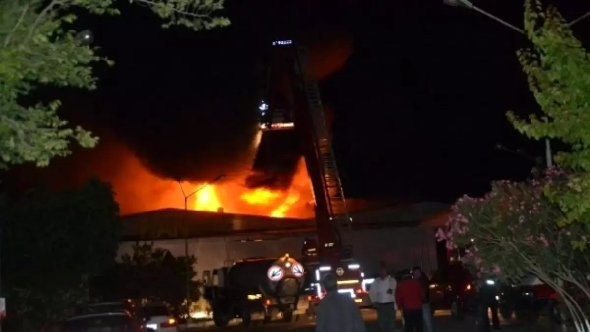 Seferihisar\'da İşletmede Çıkan Yangın Korkuttu