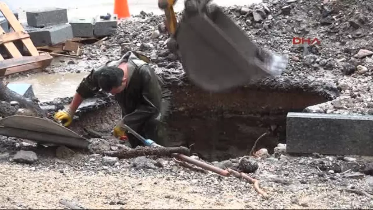 Su Borusu Patladı, İşçiler Sırılsıklam Oldu