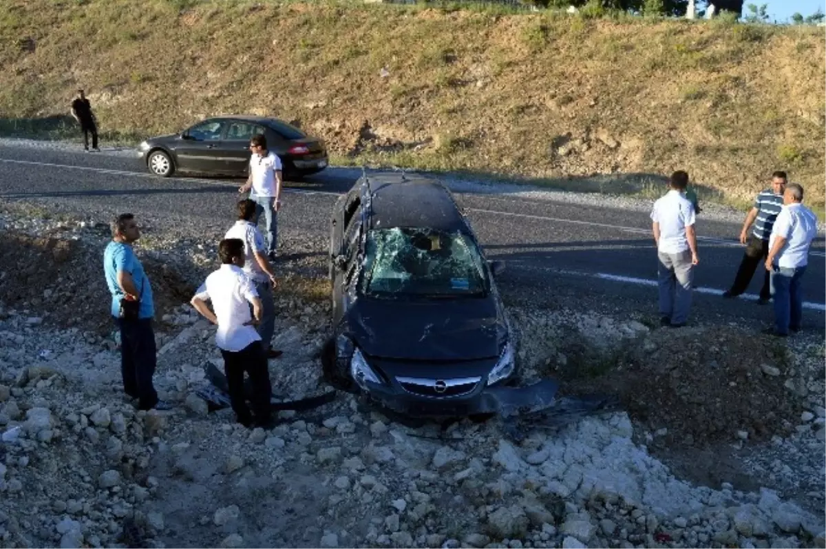 Takla Atan Otomobil Şarampole Yuvarlandı