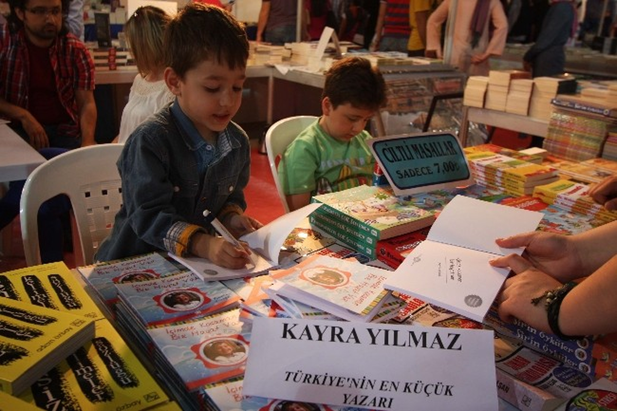 Türkiye\'nin En Küçük Yazarları Kitaplarını İmzaladı