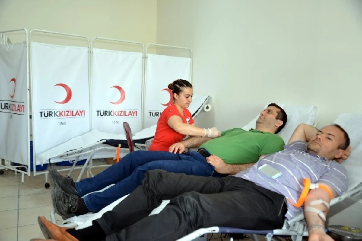 Adana BTÜ\'de Kan Bağışı Kampanyası Düzenlendi