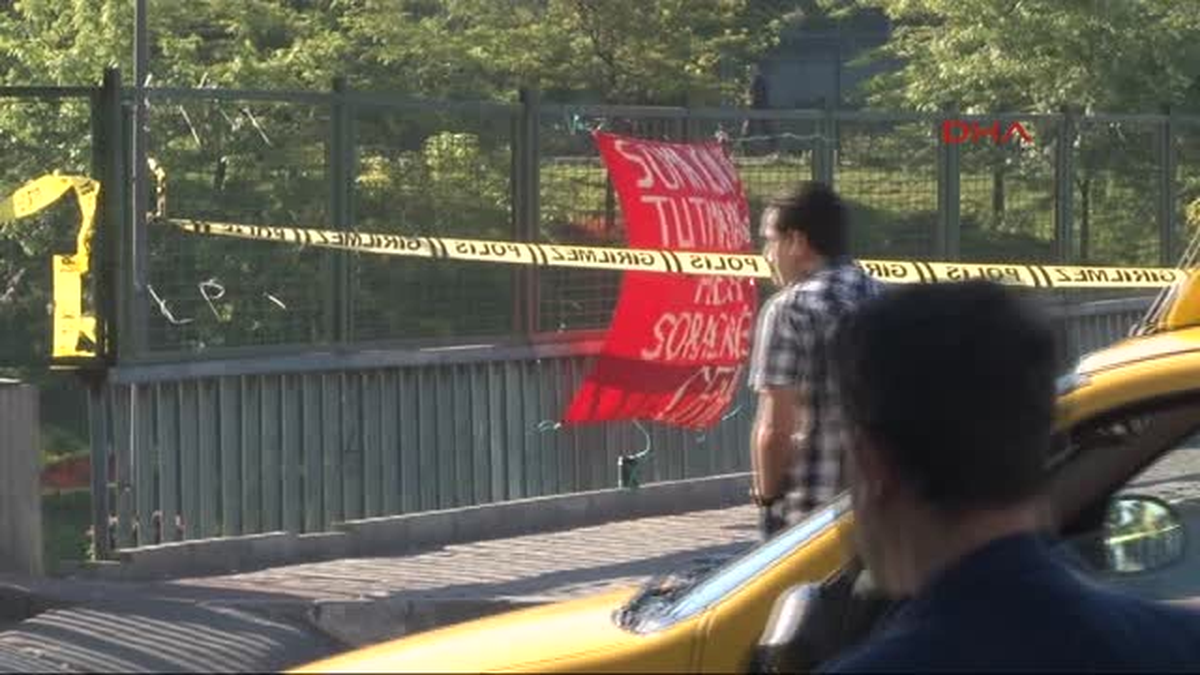 Okmeydanı\'nda Pankarta Bağlanan Paket Bomba Paniğine Neden Oldu