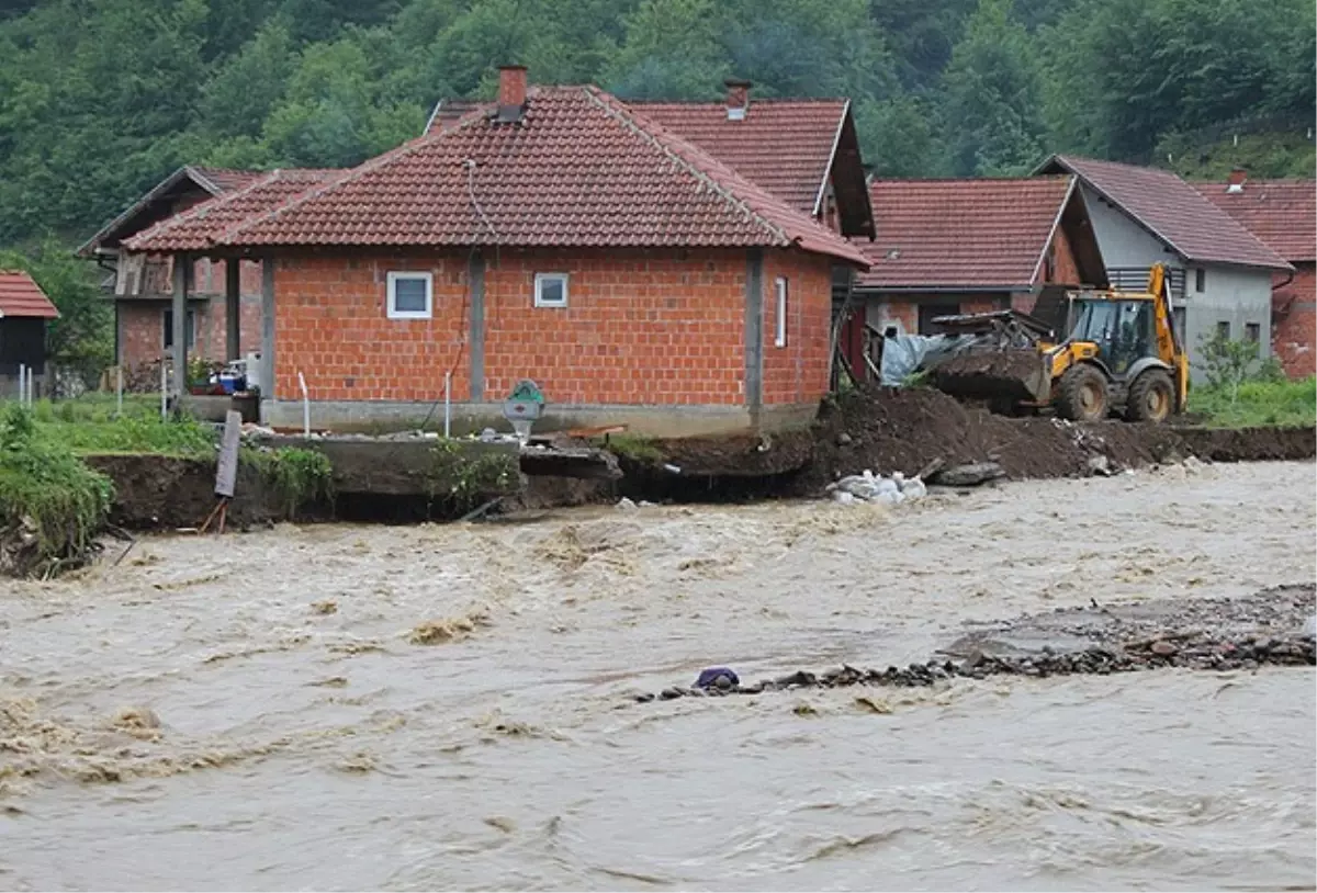 Türk Kızılayı Sel Felaketinin Yaşandığı Balkanlara Yardım Göndermeyi Sürdürüyor