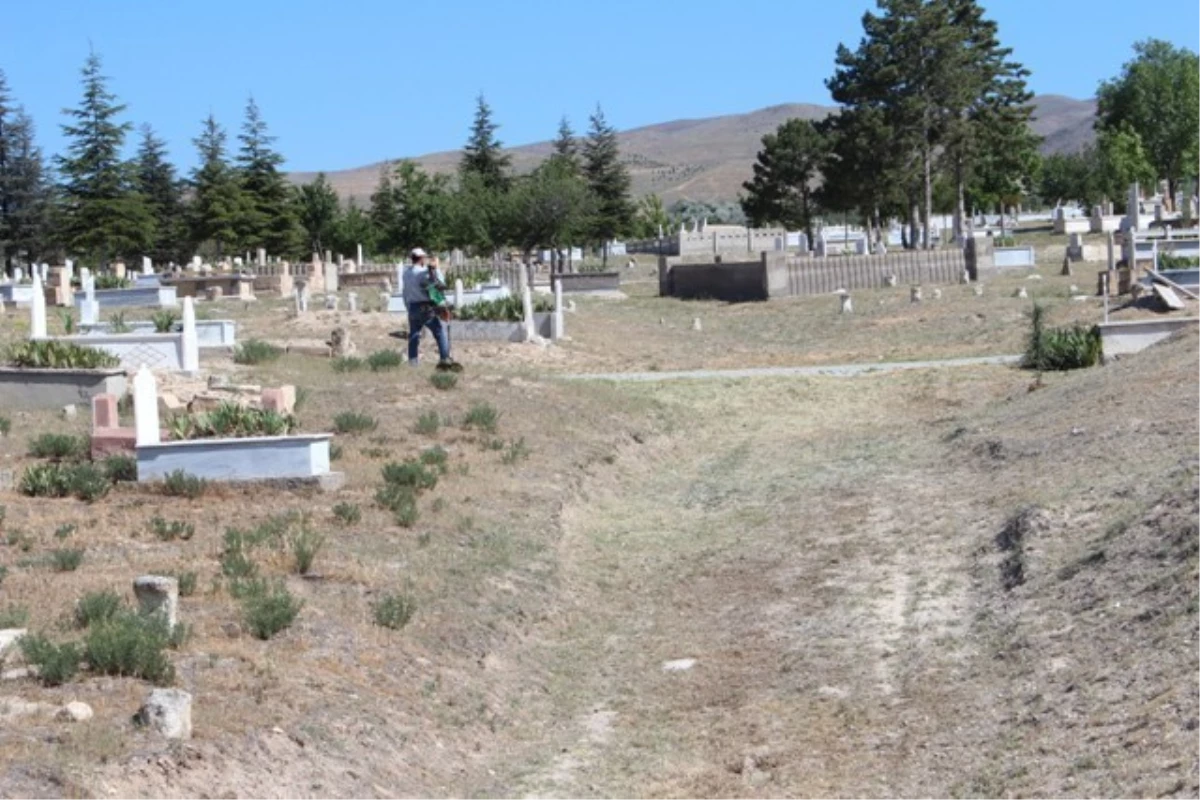 Avanos\'ta Mezarlıklara Çevre Düzenlemesi Yapılıyor