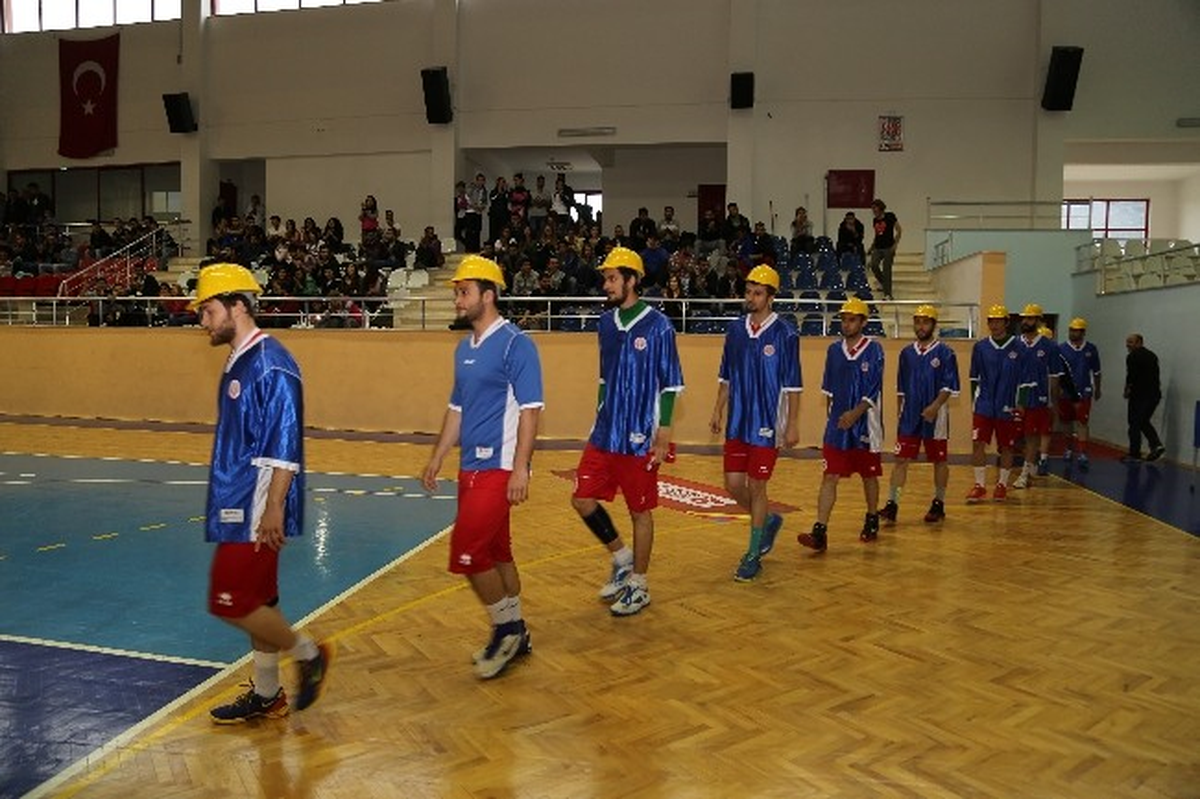 Basketbolcular Maça Baretle Çıktı