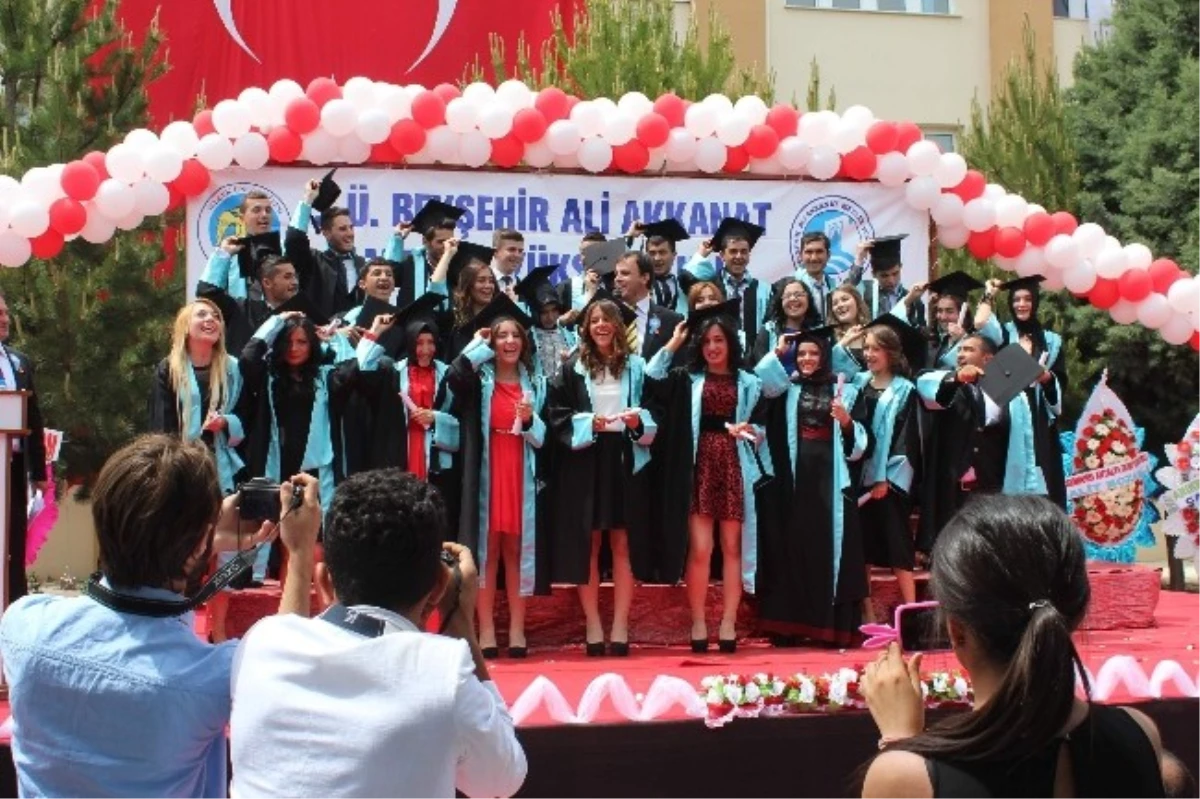 Beyşehir\'de Yüksekokul Öğrencilerinin Mezuniyet Heyecanı