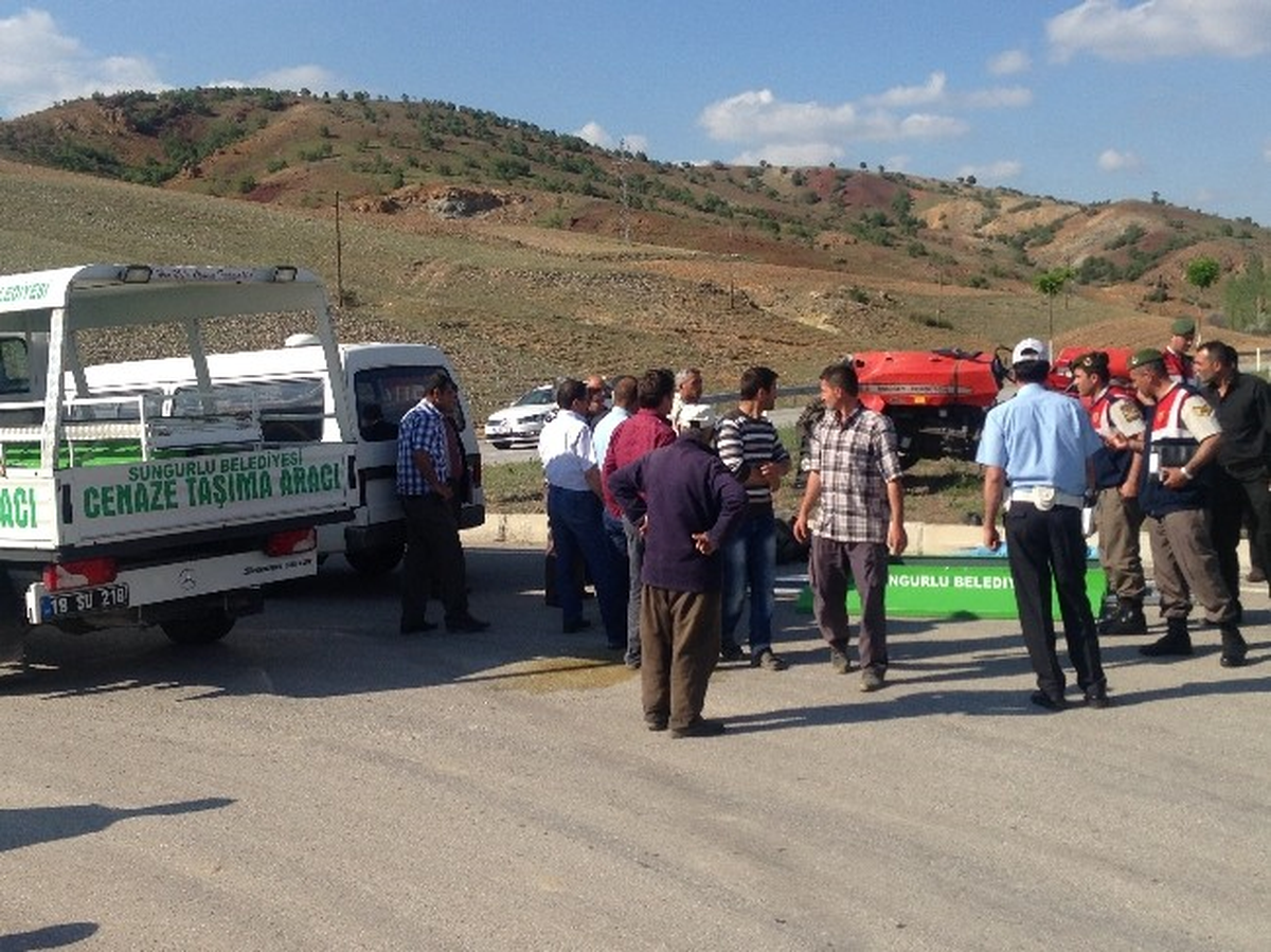 Çorum\'da Otomobil Traktöre Çarptı : 1 Ölü