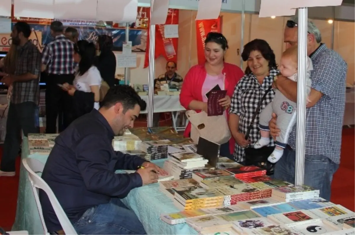 Dedesinin Hayatını Yazdığı Kitap Fuarın En Çok İlgi Gören Kitabı Oldu