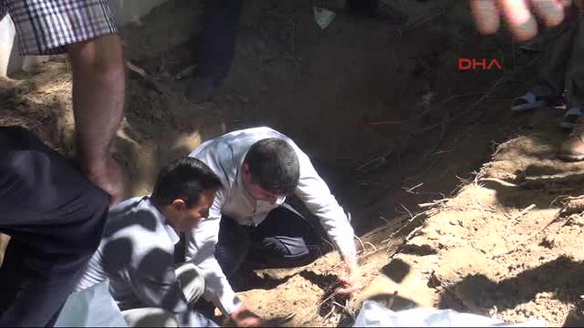 Demiryolu Hattının Gececeği Güzergah Üzerindeki Mezarları Gözyaşları İçerisinde Taşıdılar