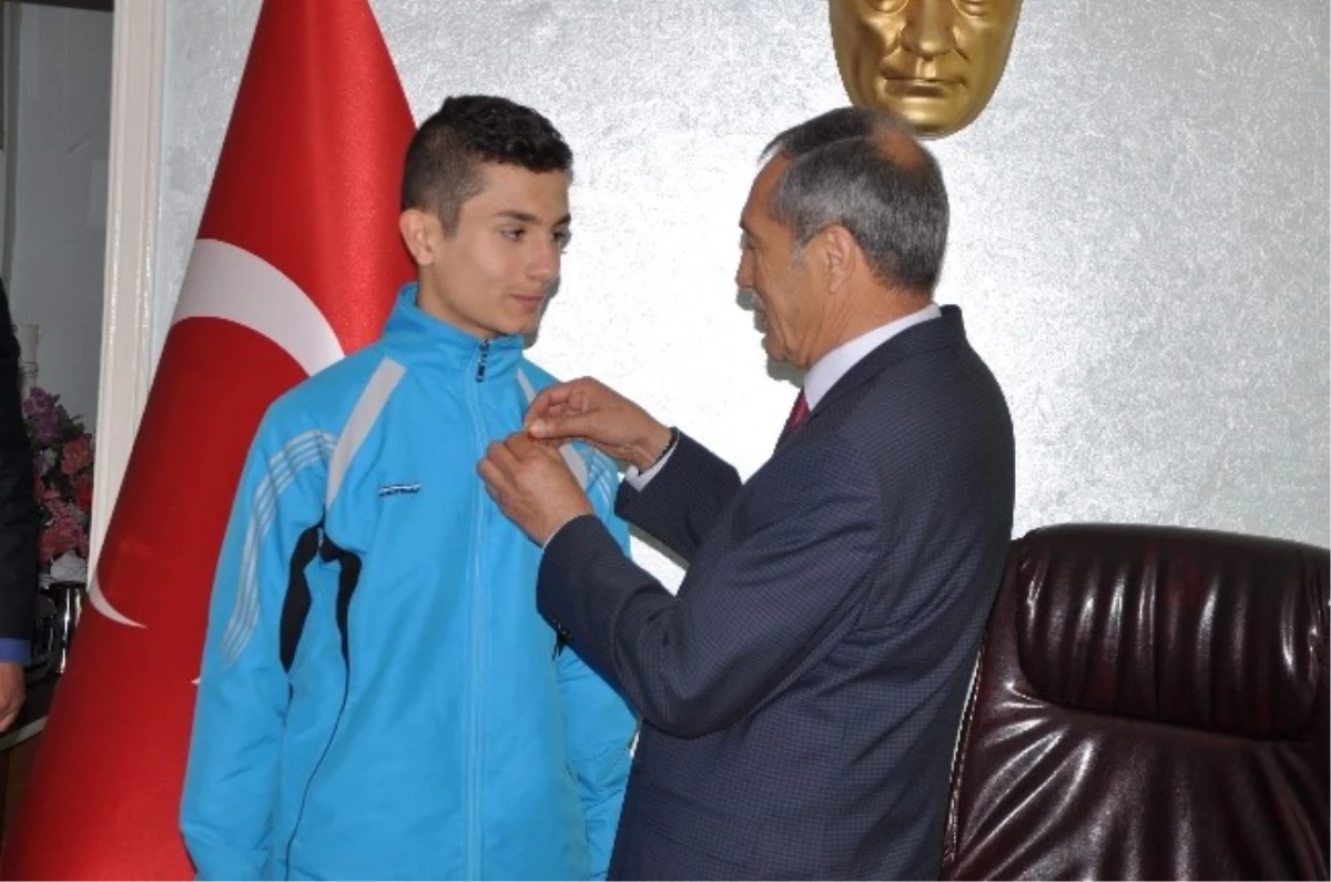 Dünya Şampiyonu Milli Sporcudan Başkan Özdemir\'e Ziyaret