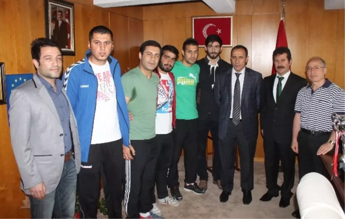 Fırat Üniversitesi Sporcuları Rektör Demirdağ\'ı Ziyaret Etti