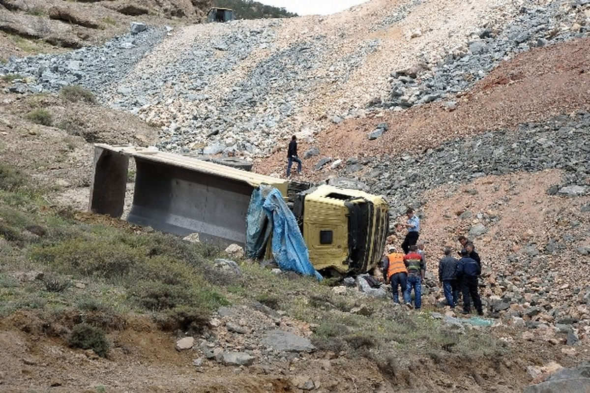 Gümüşhane\'de Hafriyat Yüklü Kamyon Devrildi: 1 Yaralı