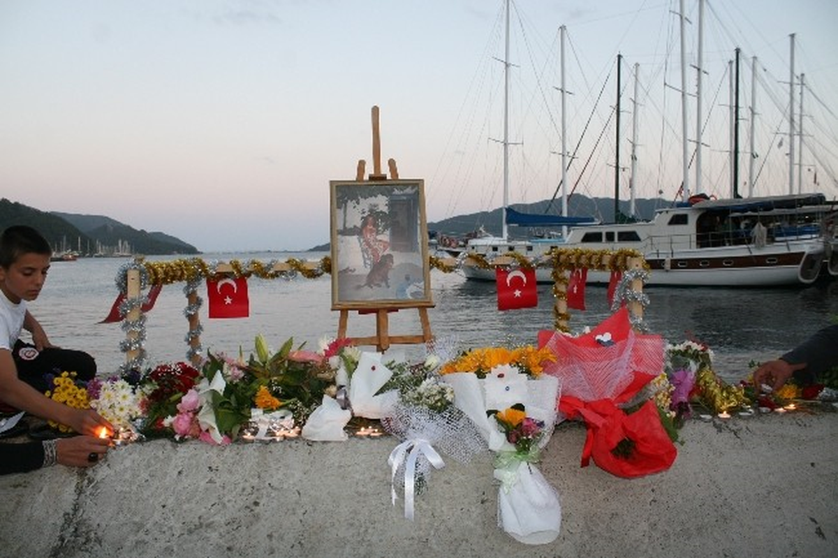 İsviçreli Ressamın Külleri Marmaris Körfezine Döküldü