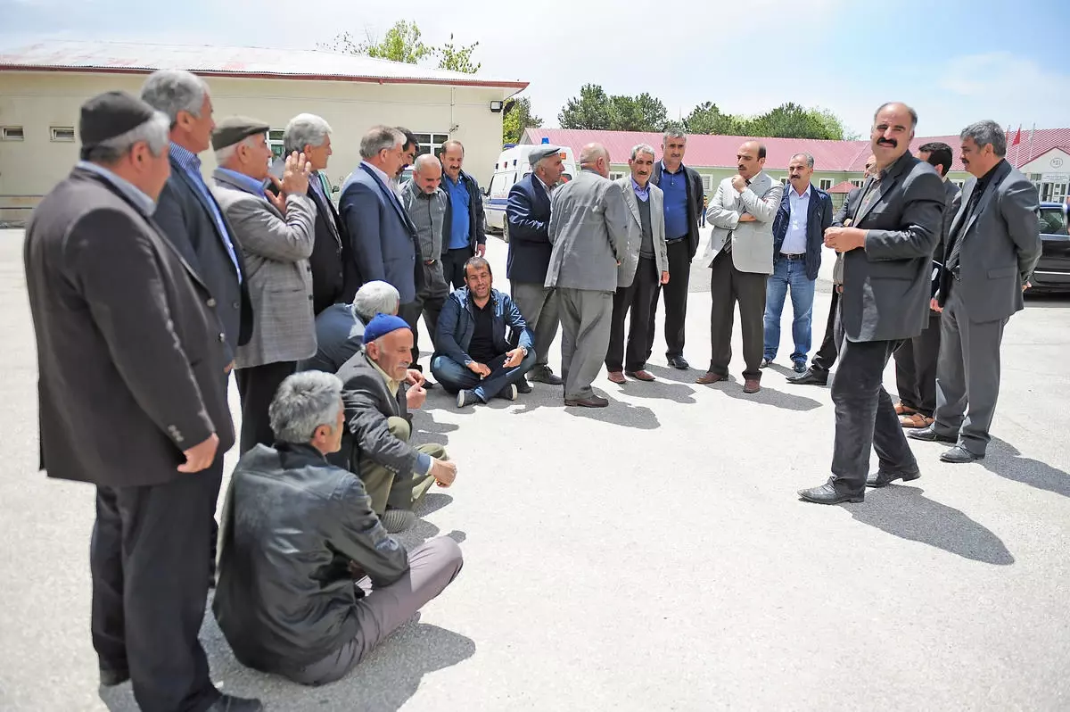 Muhtarlar Sulama Suyu İçin Oturma Eylemi Yaptı