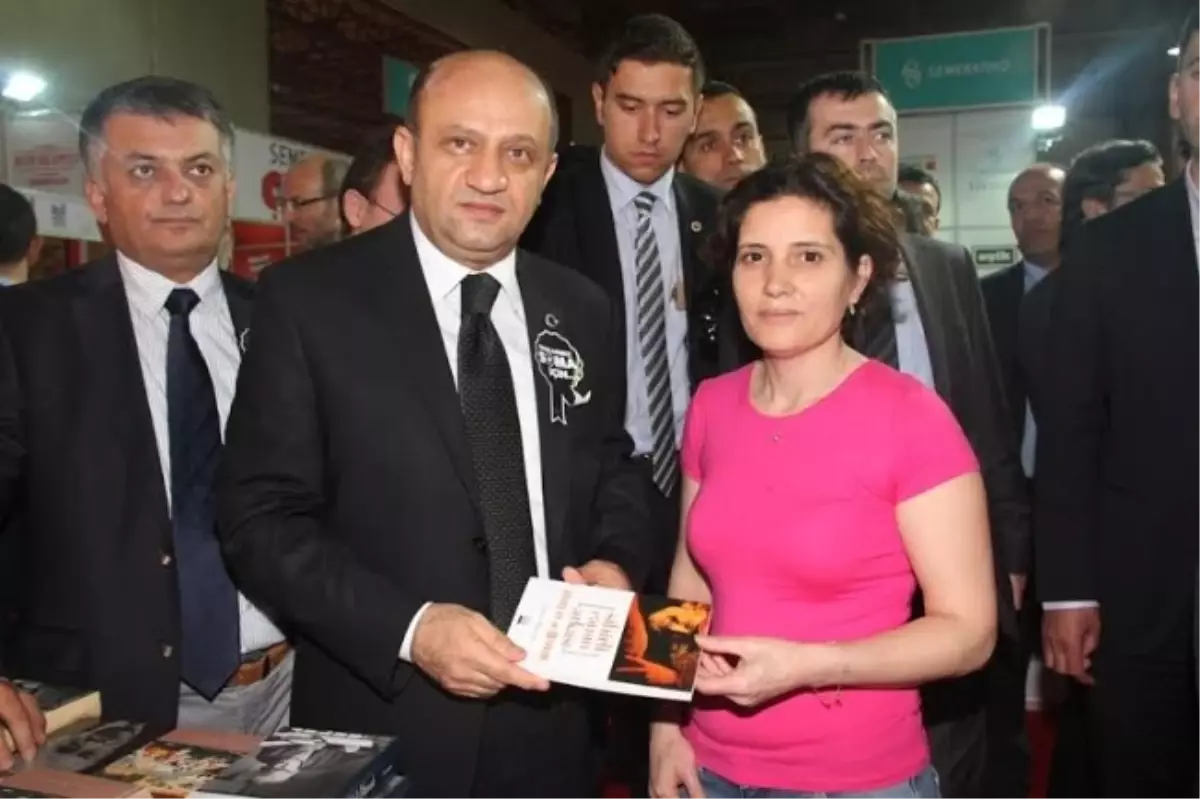 Sihirli Camın Arkası Savaş Ay ve A Takımı" Kocaeli Kitap Fuarında