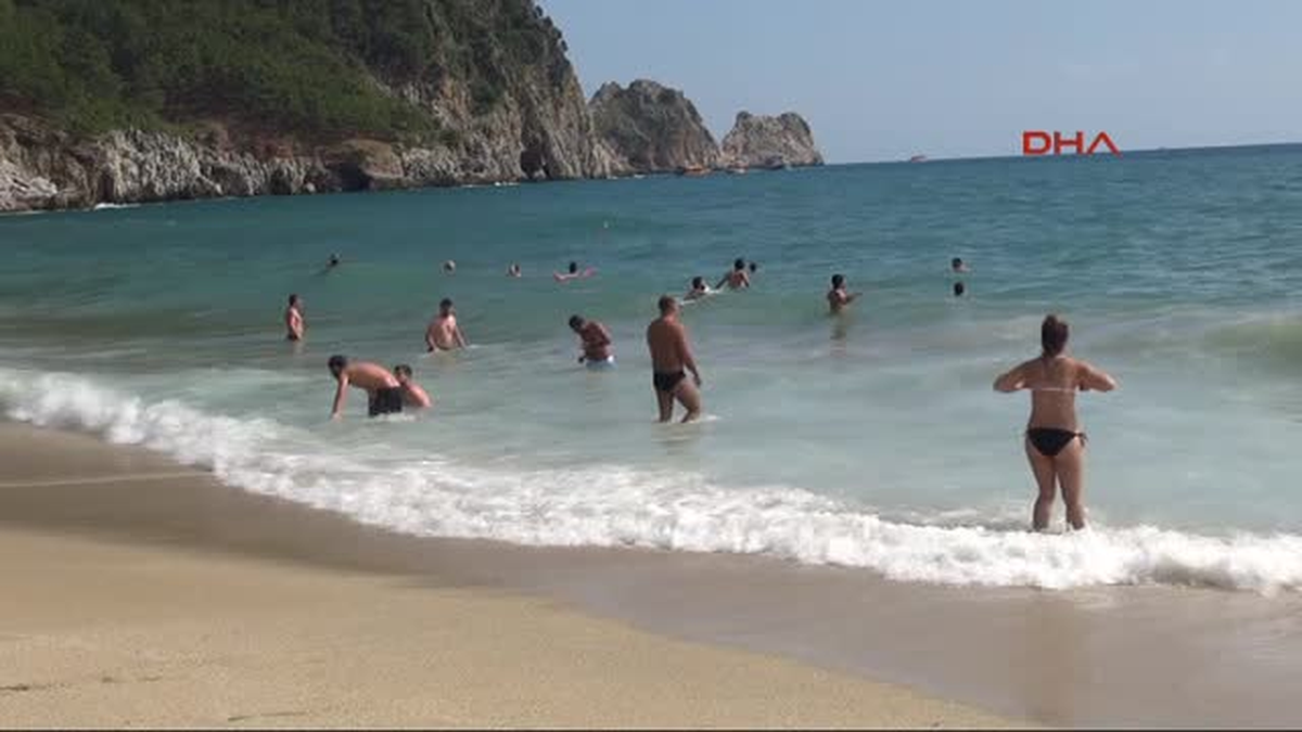 Alanya\'da Tatilcilere Dalga ve Rüzgar Sürprizi