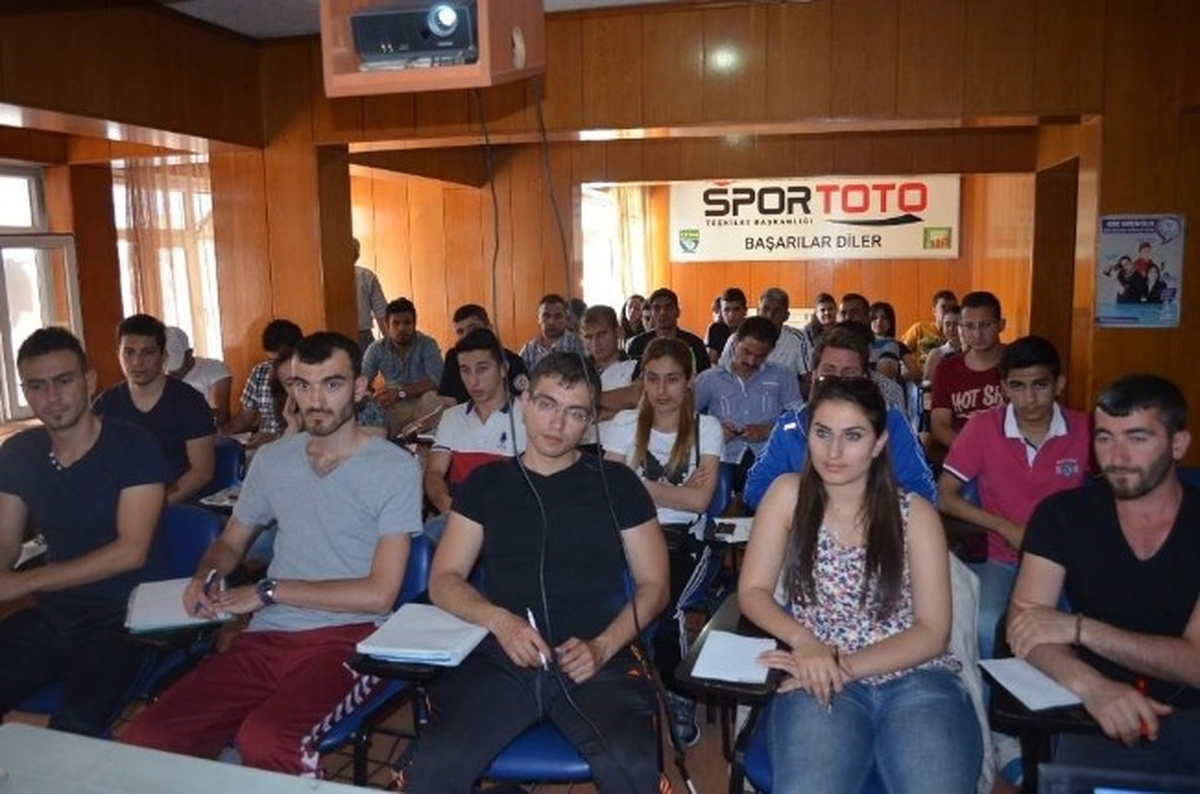 Voleybol Aday Hakem Kursu Devam Ediyor