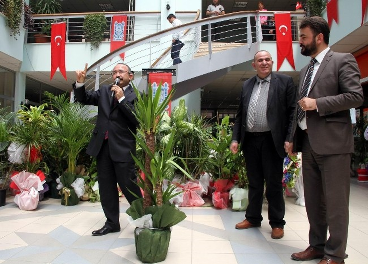 Yeni Başkan Kendisine Getirilen Çiçekleri Soma İçin Satışa Çıkardı