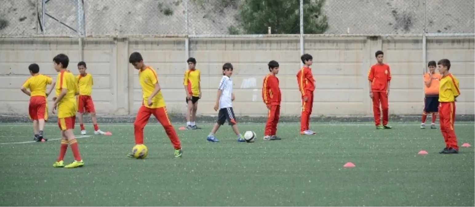 Yeni Malatyaspor Futbol Okulu Çalışmalarına Başladı