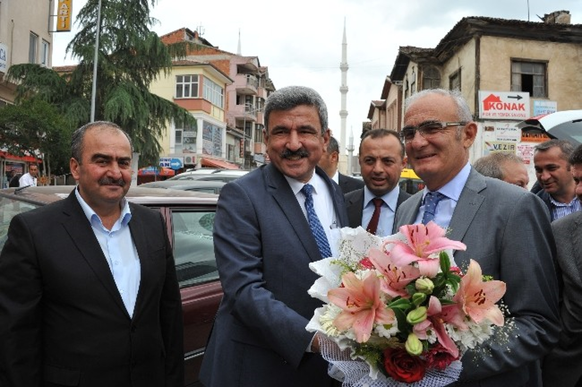 Başkan Yılmaz, Vezirköprü\'de Çiçekle Karşılandı