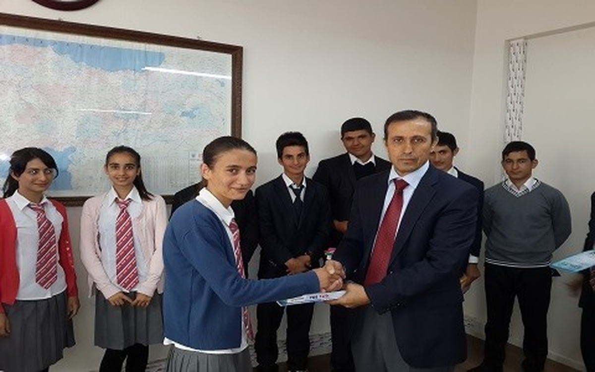 Doğdukları İlçenin Öğrencilerine Kitap Bağışı Yaptılar