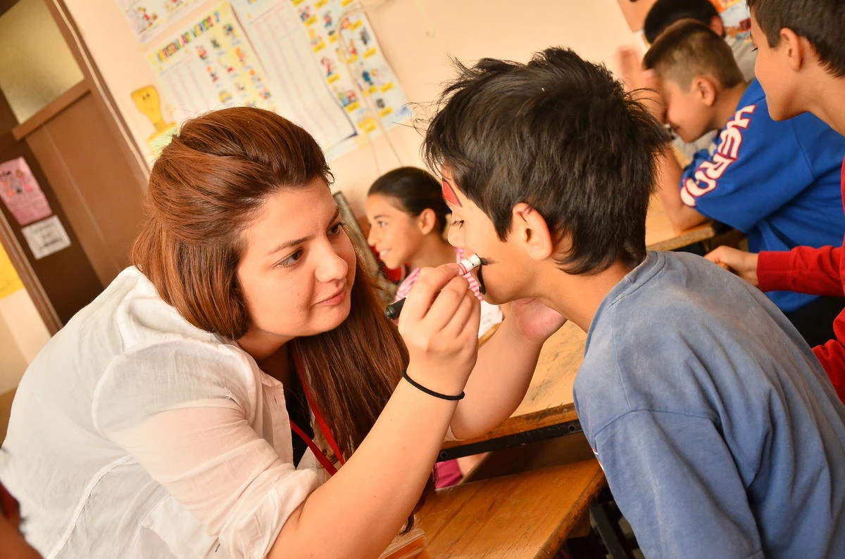 Güneşin Çocuklarına Yardım Kulübü, Bucak\'ta Öğrencilerle Buluştu
