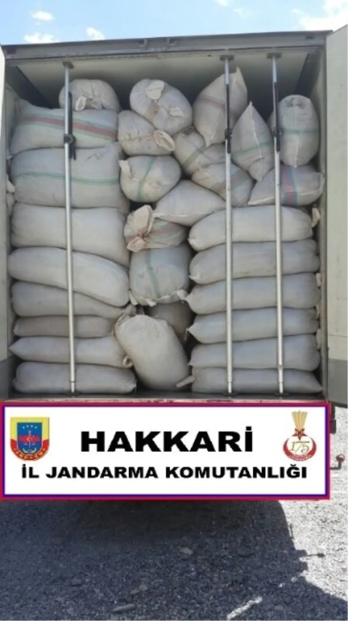 Hakkari\'de 18 Ton Kaçak Çay Ele Geçirildi