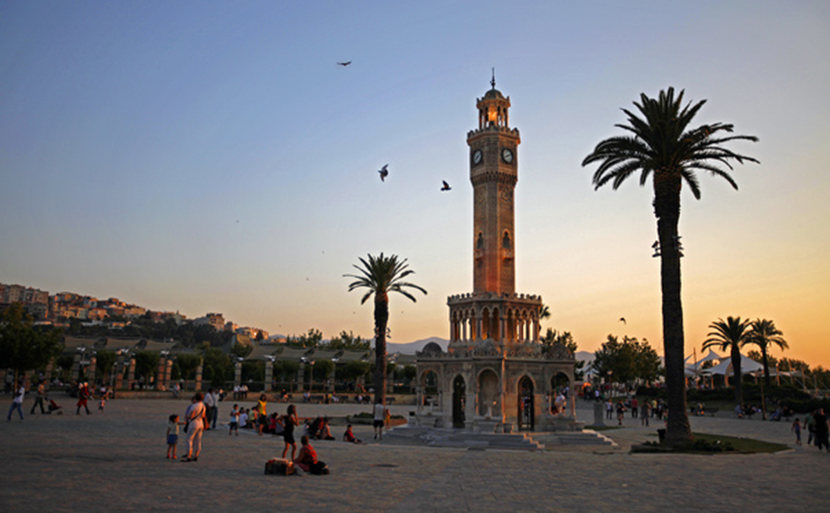 "İzmir Turizmi Sağlıksız ve Suni Büyüyor"