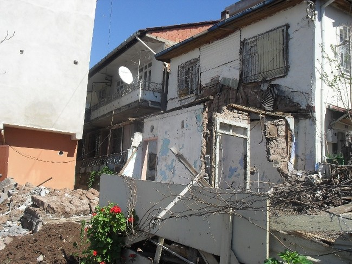 İzmit Eski Yapılardan Temizleniyor