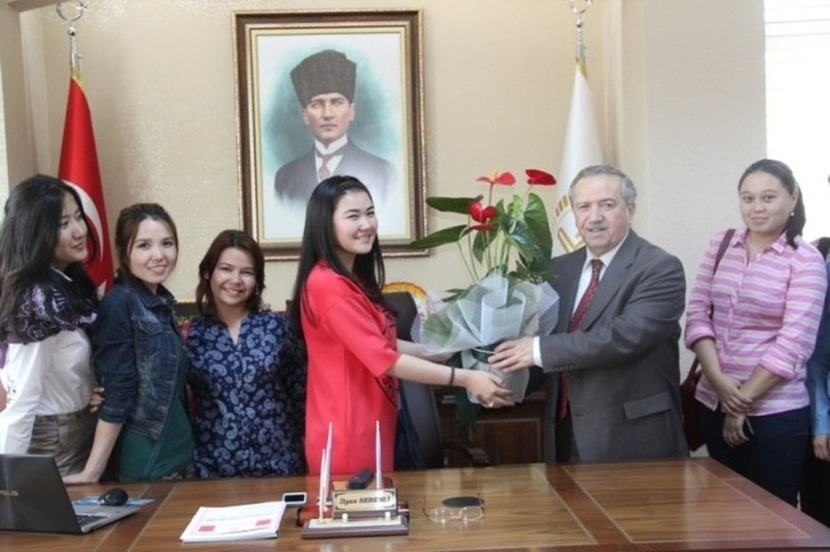 Kazak Öğrencilerinden Müftü Serenliye Ziyaret
