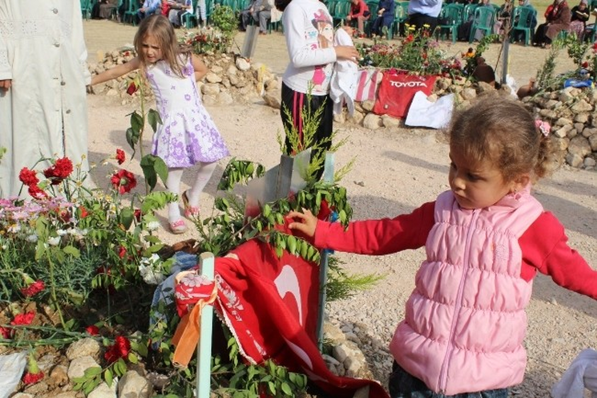 Küçük Çocuklar Madende Şehit Olan Babalarına Dua Etti