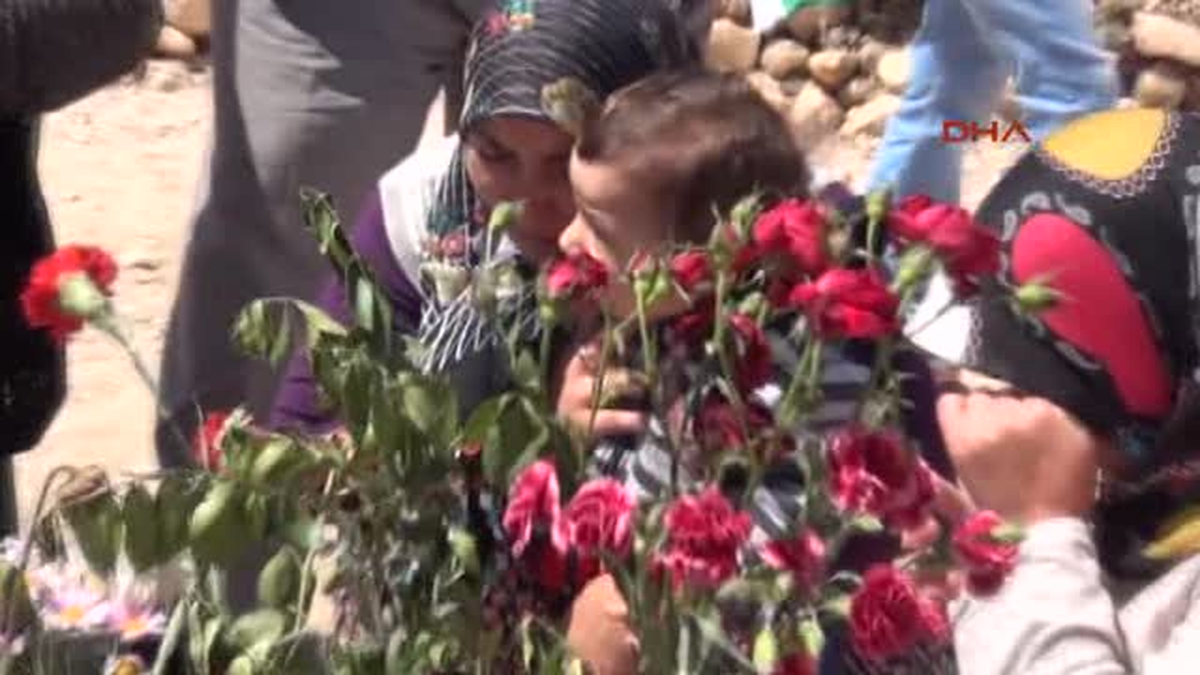Madende Ölen Eşinin Mezarı Başında Gözyaşı Döktü