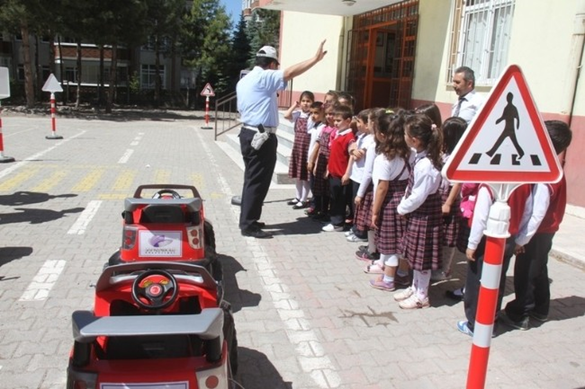 Minik Öğrencilere Trafik Eğitimi