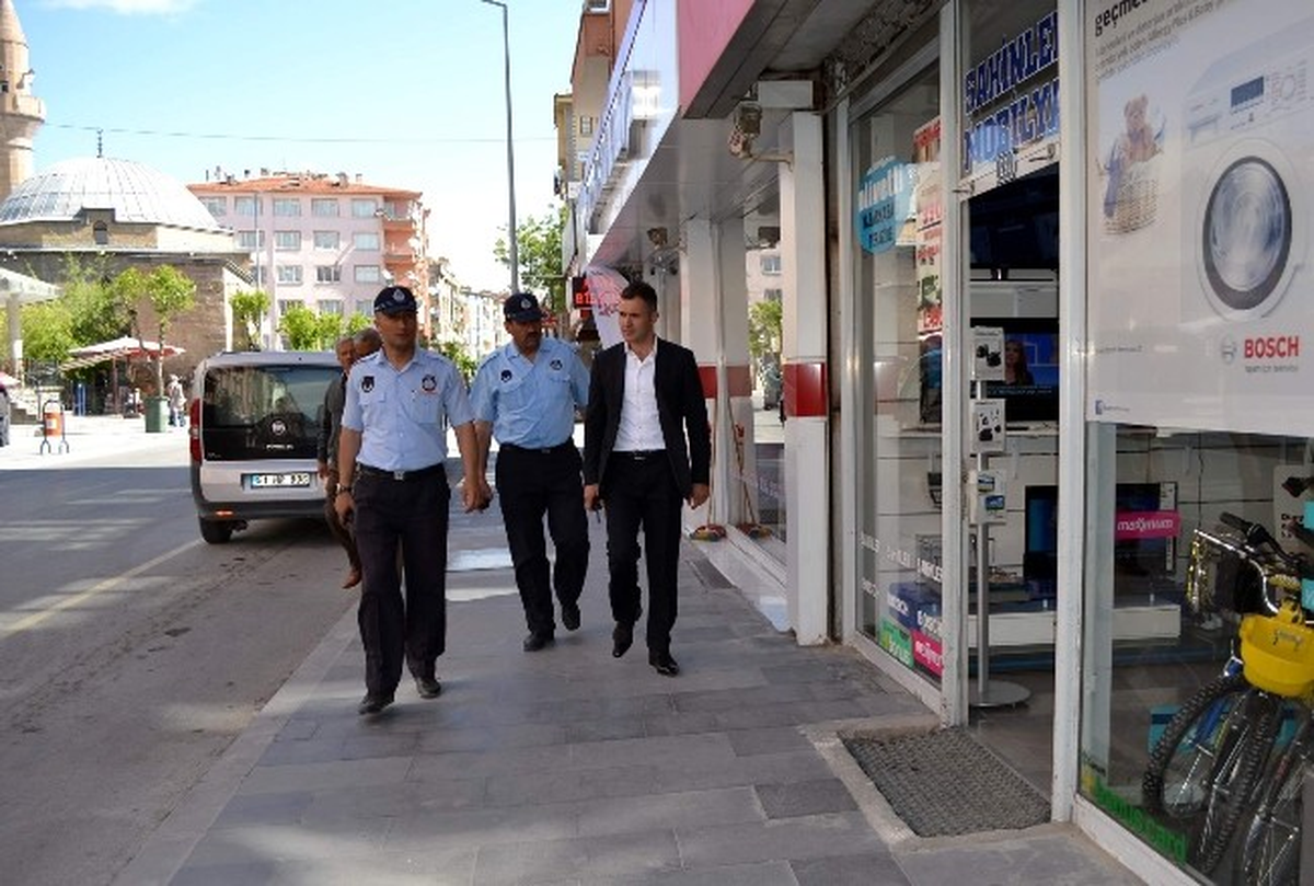 Niğde Zabıtası Kaldırımları Denetliyor