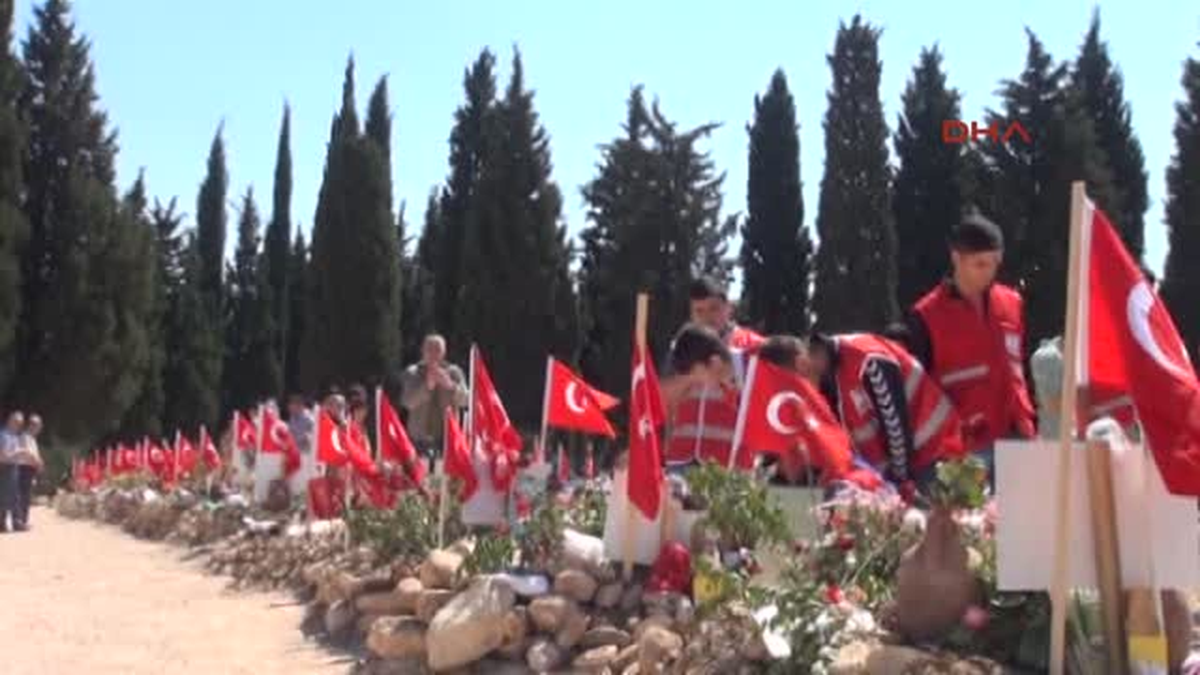 Ölen Madencilerin Mezarları Bayraklarla Donatıldı